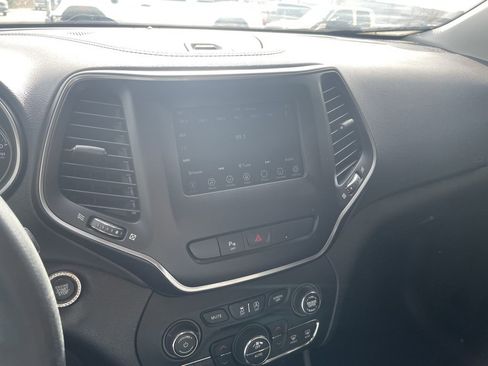 Used 2019 Jeep Cherokee Latitude Plus w/ Comfort/Convenience Group image 16