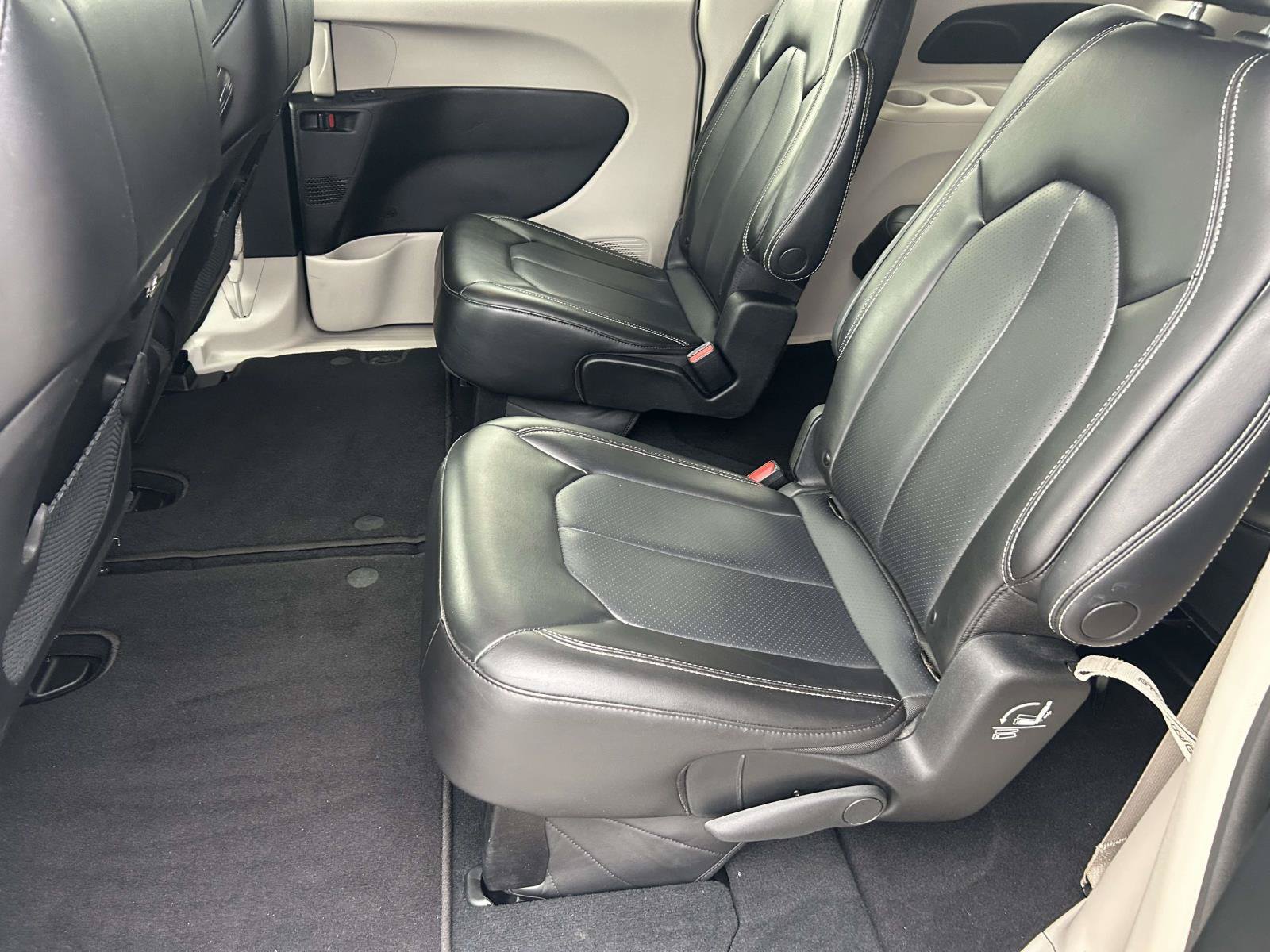 Used 2023 Chrysler Pacifica Touring-L FWD image 14
