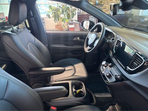 Used 2025 Chrysler Pacifica Select FWD image 40