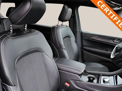 Used 2025 Jeep Grand Cherokee L Altitude image 21