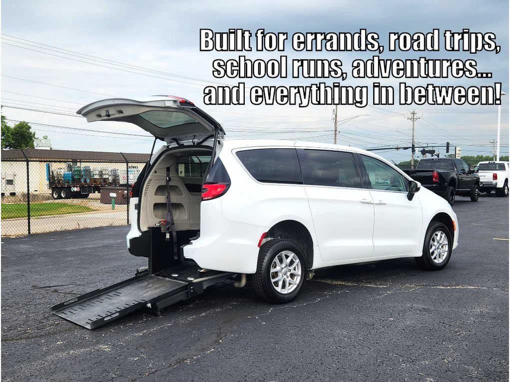 Used 2023 Chrysler Pacifica Touring-L FWD image 2