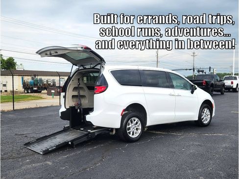 Used 2023 Chrysler Pacifica Touring-L FWD image 2