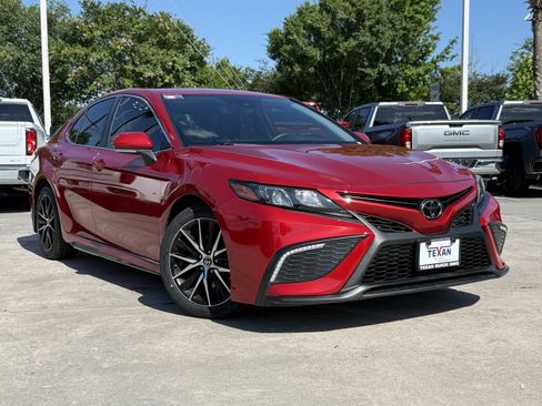 Used 2024 Toyota Camry SE FWD image 2
