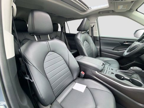 Used 2022 Toyota Highlander XLE AWD/4WD image 32