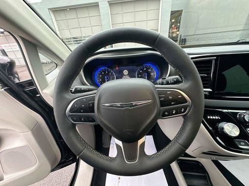 Certified 2024 Chrysler Pacifica Touring-L image 16