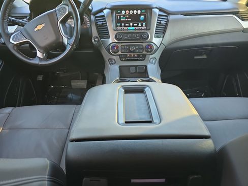 Used 2018 Chevrolet Suburban LT image 2