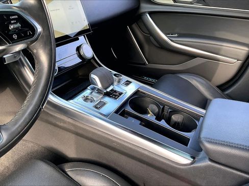 Used 2022 Jaguar XF SE image 19