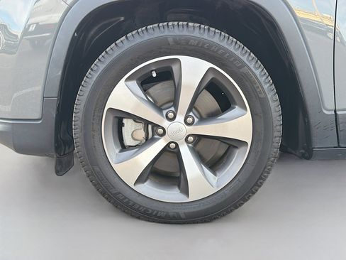 Used 2020 Jeep Cherokee Limited FWD image 41