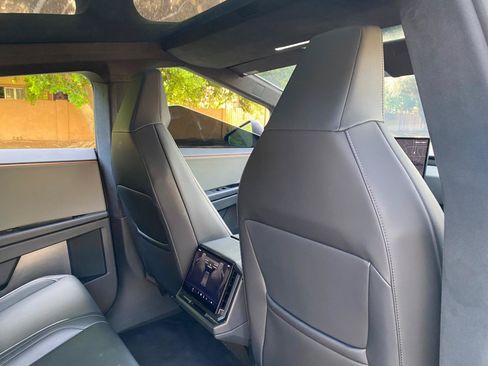 Used 2025 Tesla Cybertruck AWD Crew Cab image 41