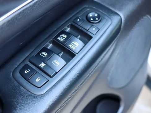 Used 2018 Jeep Grand Cherokee Limited image 13