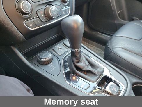 Used 2019 Jeep Cherokee Limited w/ Luxury Group image 5