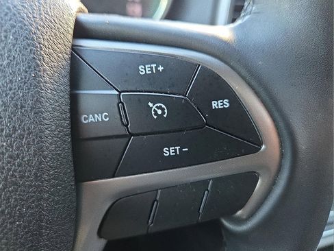 Used 2018 Jeep Grand Cherokee Laredo image 18