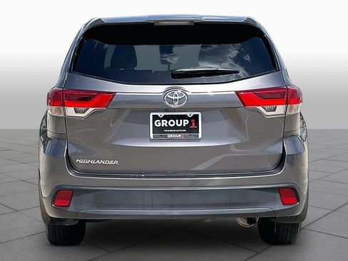 Used 2018 Toyota Highlander LE FWD image 5