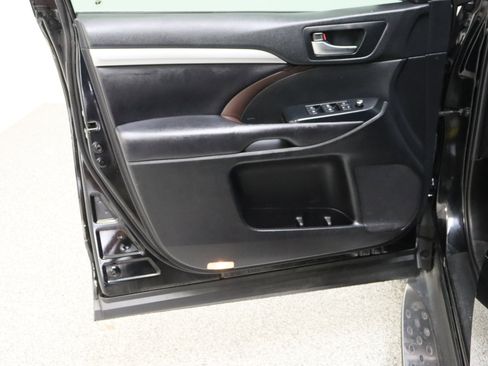 Used 2019 Toyota Highlander XLE FWD image 11