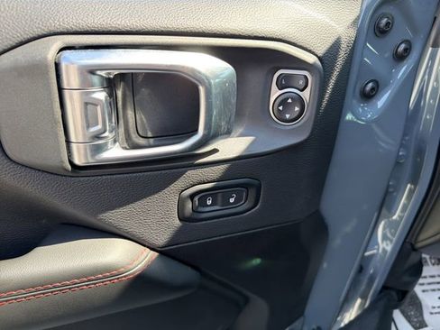 Used 2025 Jeep Gladiator Rubicon AWD/4WD image 16