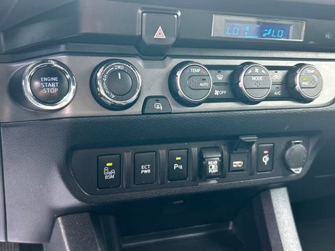 Used 2022 Toyota Tacoma TRD Sport w/ Technology Package image 22
