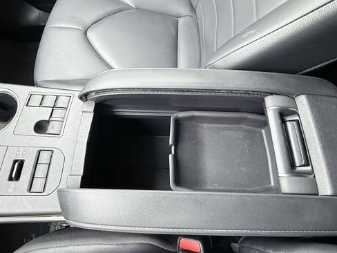 Used 2024 Toyota Highlander XLE image 19