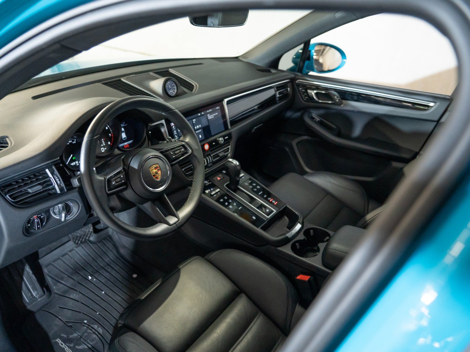 Certified 2023 Porsche Macan AWD/4WD image 5