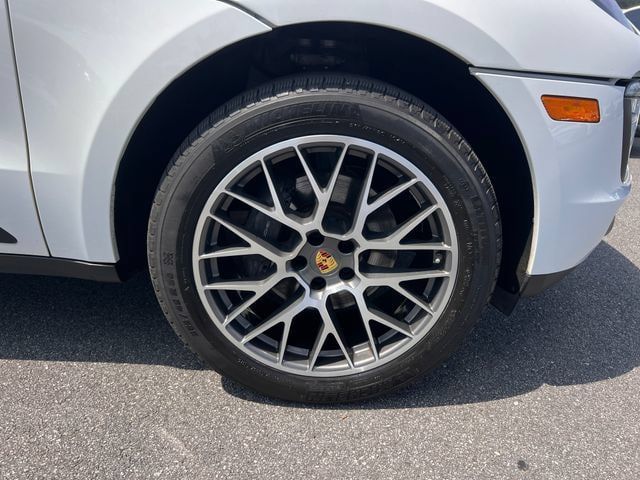 Used 2018 Porsche Macan w/ Premium Package Plus AWD/4WD image 37