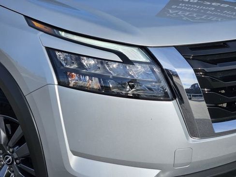 Used 2025 Nissan Pathfinder SV image 8