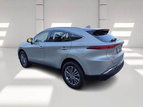 Used 2022 Toyota Venza LE image 6