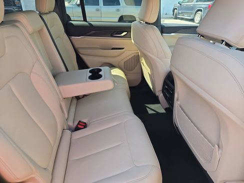 Used 2023 Jeep Grand Cherokee Limited w/ Black Appearance Package image 13