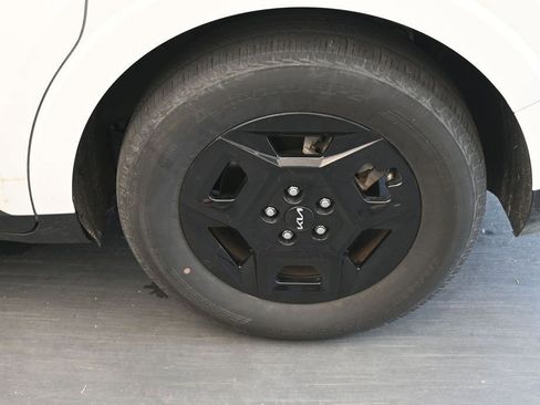 Used 2025 Kia Carnival FWD image 13