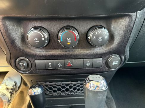 Used 2016 Jeep Wrangler Unlimited Sahara w/ Connectivity Group AWD/4WD image 25