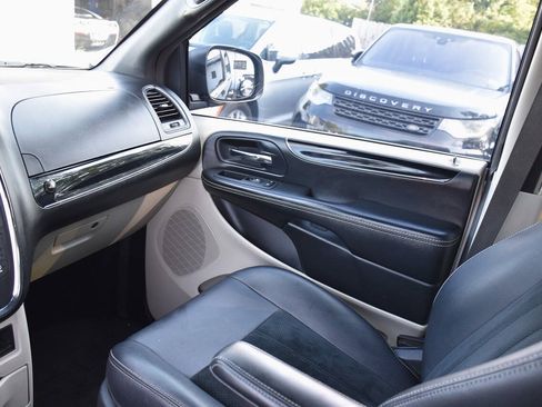 Used 2017 Dodge Grand Caravan SXT FWD image 19