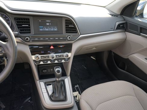 Used 2020 Hyundai Elantra SE FWD image 20
