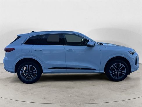 Used 2025 Audi Q5 Premium w/ Convenience Package image 8