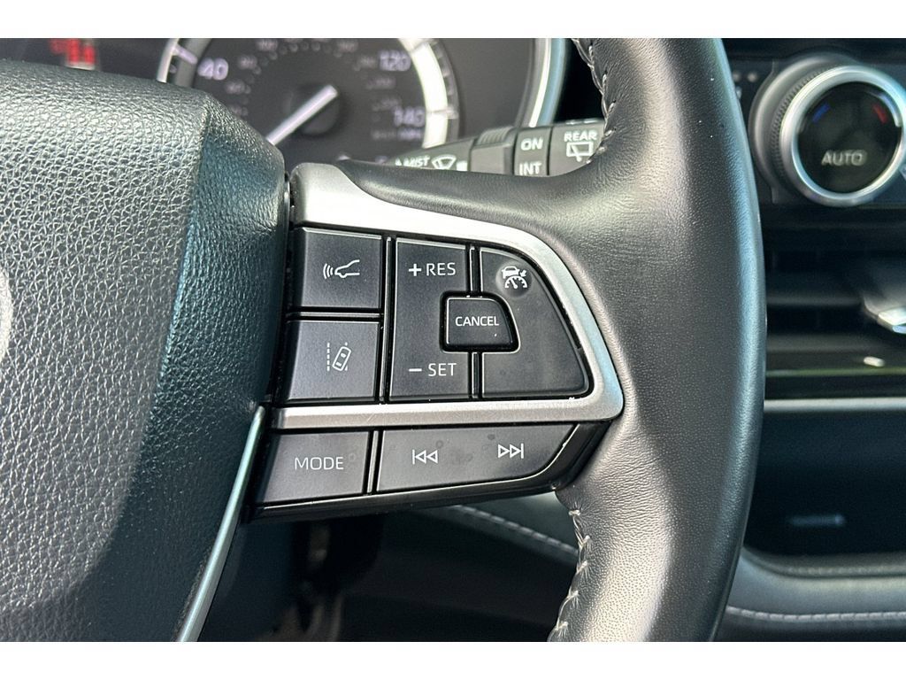 Used 2022 Toyota Highlander XLE FWD image 29