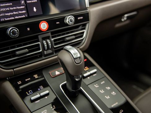 Certified 2025 Porsche Macan image 35