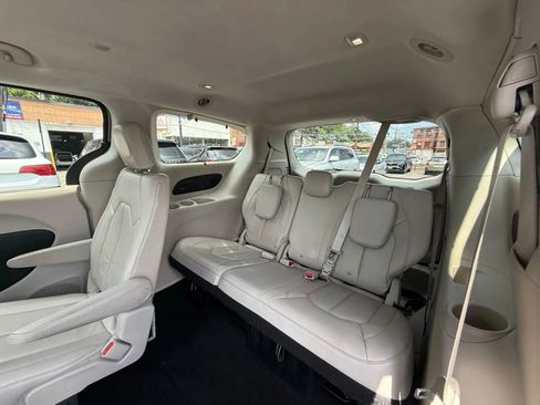 Used 2017 Chrysler Pacifica Touring-L w/ Tire & Wheel Group image 54