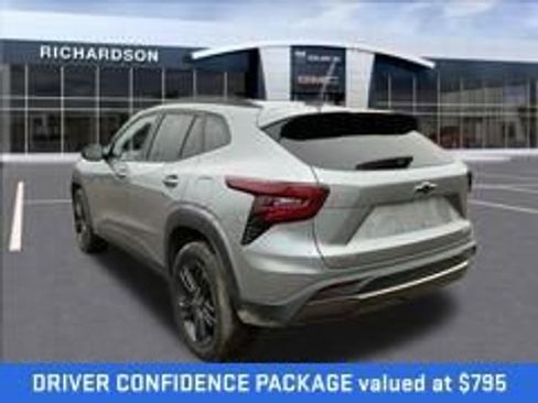 Used 2025 Chevrolet Trax ACTIV w/ Sunroof Package FWD image 3