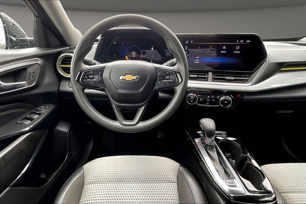 Used 2025 Chevrolet Trax LT FWD image 11
