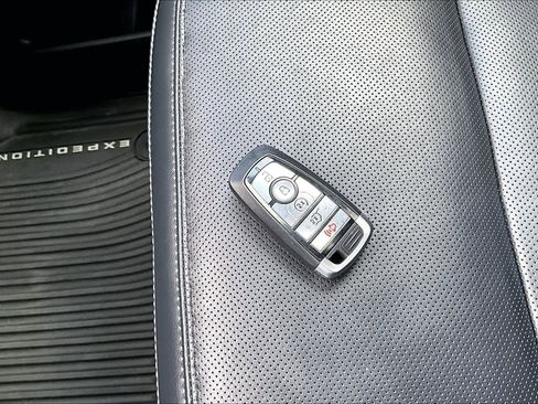 Used 2025 Ford Expedition Max Platinum w/ Stealth Performance Package image 19