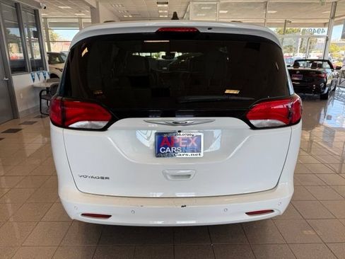 Used 2021 Chrysler Voyager Lxi FWD image 4
