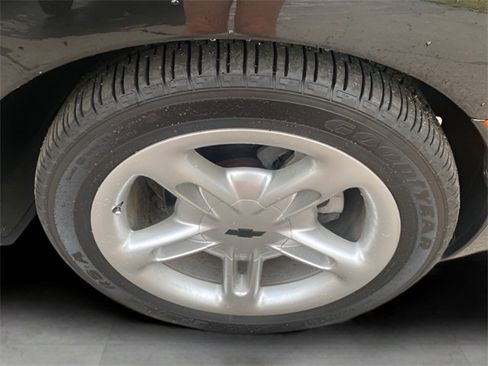 Used 2004 Chevrolet SSR w/ Preferred Equipment Group image 32