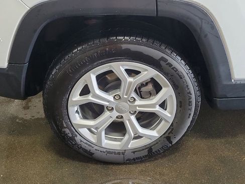Used 2024 Jeep Compass Latitude AWD/4WD image 6
