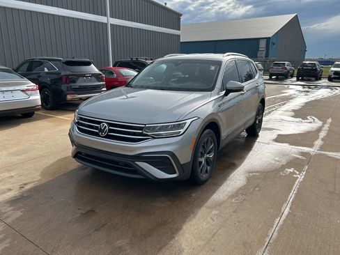 Used 2022 Volkswagen Tiguan SE AWD/4WD image 1