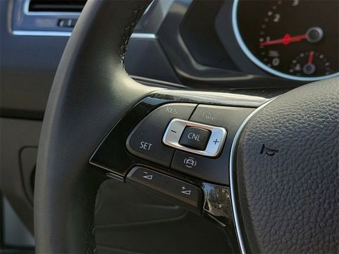 Used 2020 Volkswagen Tiguan SE image 27