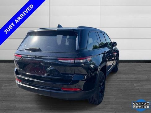 Used 2024 Jeep Grand Cherokee Altitude AWD/4WD image 3
