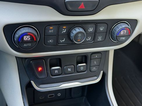 Used 2018 GMC Terrain Denali w/ GMC Pro Grade Package AWD/4WD image 17