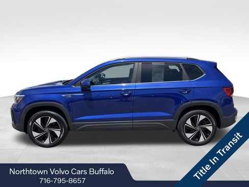 Used 2024 Volkswagen Taos SE AWD/4WD image 2