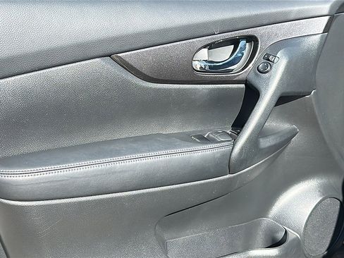 Used 2020 Nissan Rogue SV image 16