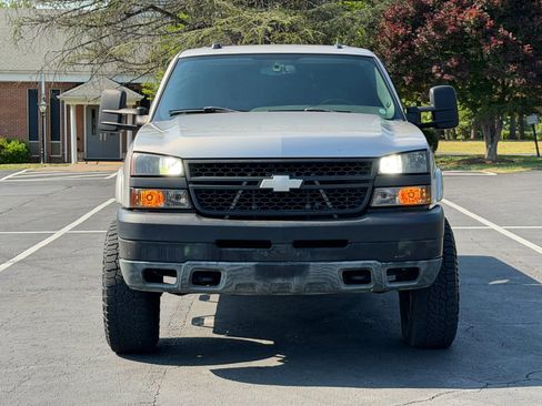 Used 2005 Chevrolet Silverado 2500 LT w/ Heavy-Duty Power Package RWD image 3