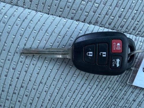 Used 2012 Toyota Camry LE image 22