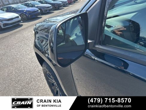 Used 2017 Chevrolet Colorado Z71 w/ Z71 Midnight Edition image 13