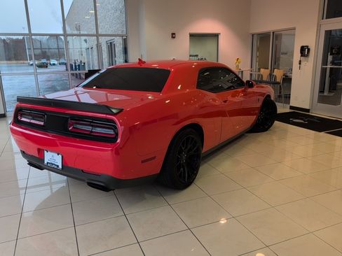 Used 2016 Dodge Challenger SRT Hellcat image 5